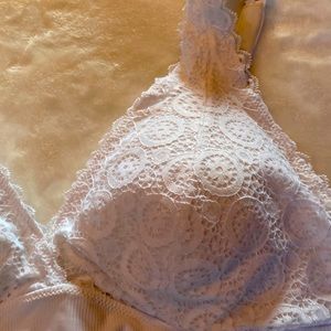 I so bra ordered large looks like a medium I would say 34 medium